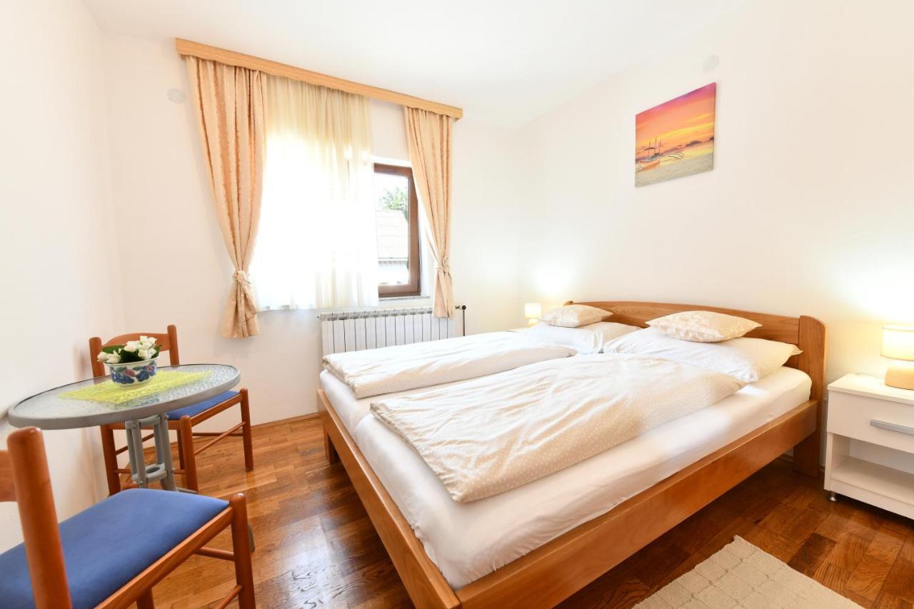 Apartment And Rooms Ivancica Selište Drežničko Kültér fotó