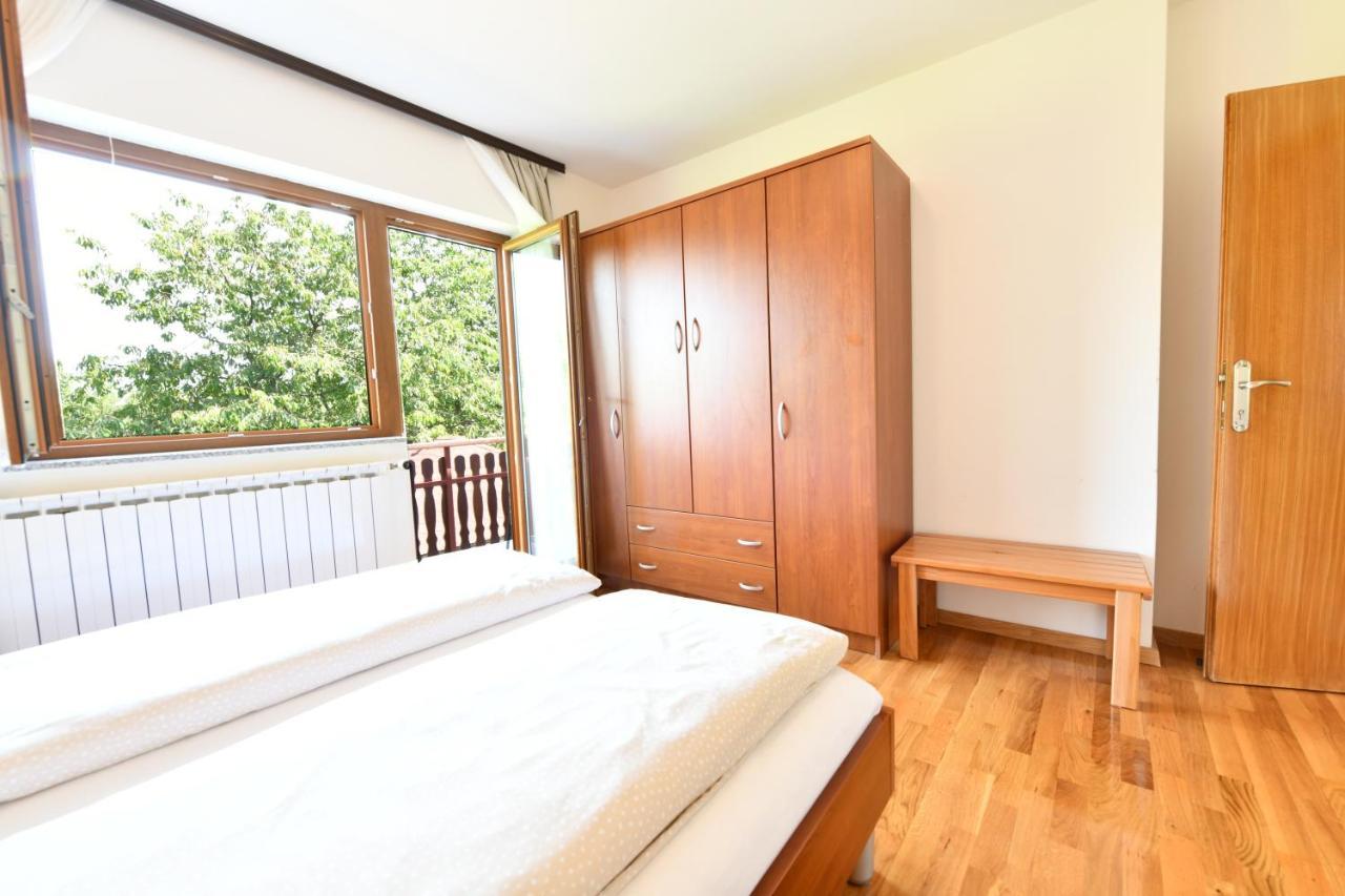 Apartment And Rooms Ivancica Selište Drežničko Kültér fotó