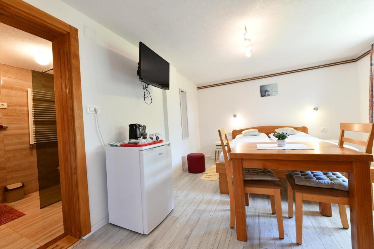 Apartment And Rooms Ivancica Selište Drežničko Kültér fotó