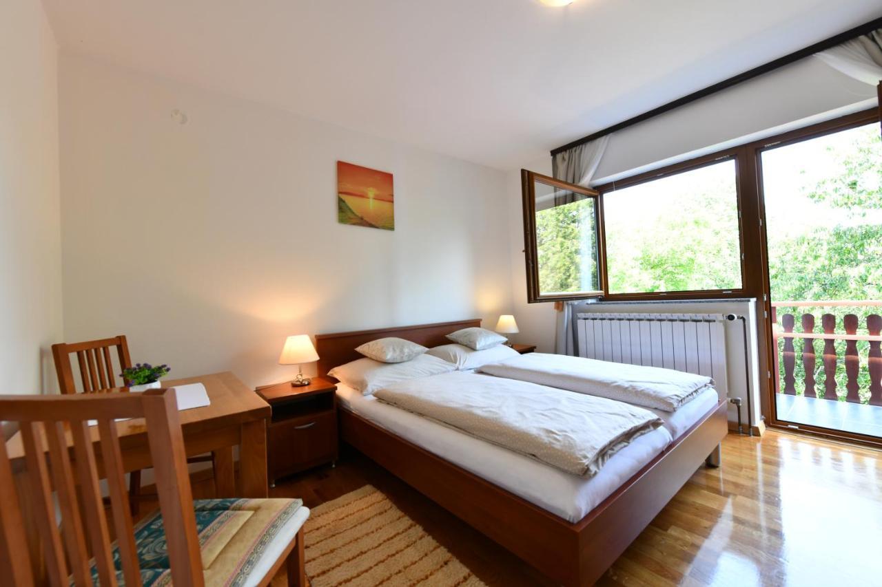 Apartment And Rooms Ivancica Selište Drežničko Kültér fotó