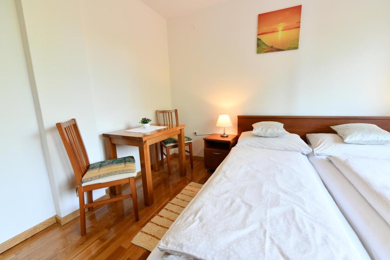 Apartment And Rooms Ivancica Selište Drežničko Kültér fotó