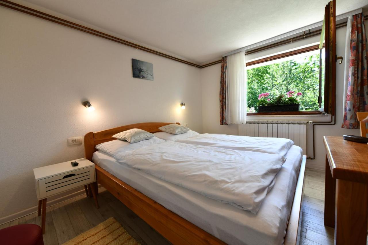 Apartment And Rooms Ivancica Selište Drežničko Kültér fotó