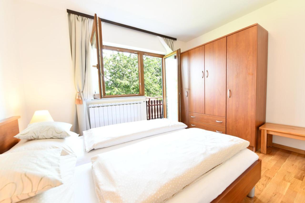 Apartment And Rooms Ivancica Selište Drežničko Kültér fotó