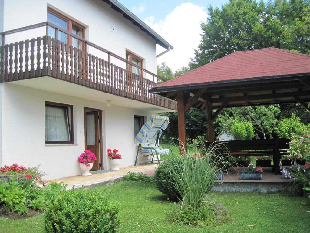 Apartment And Rooms Ivancica Selište Drežničko Kültér fotó